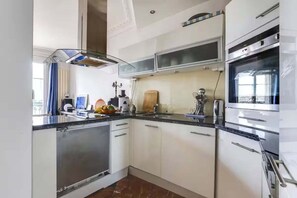 Køleskab, ovn, opvaskemaskine, kaffe-/temaskine