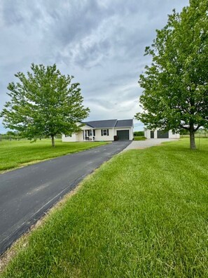 Exterior - Lincoln Farmhouse-Bourbon Trail-Farm Stay (Springfield)