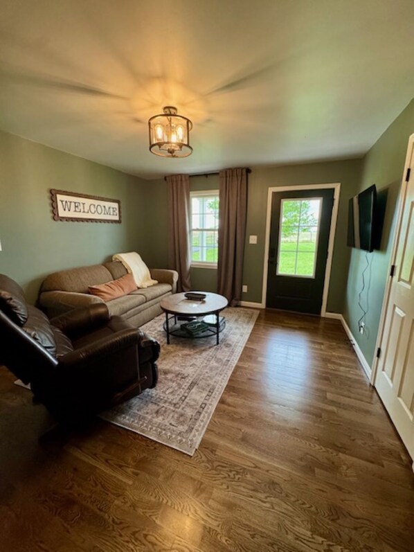 Smart TV - Lincoln Farmhouse-Bourbon Trail-Farm Stay (Springfield)