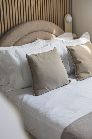 Iron/ironing board, internet, bed sheets