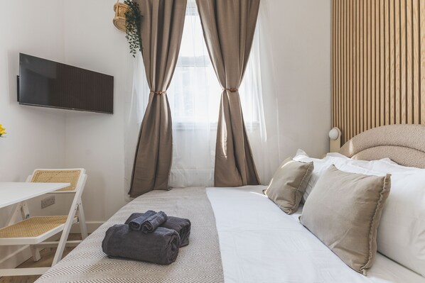 Iron/ironing board, internet, bed sheets