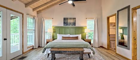 3 habitaciones, escritorio y tabla de planchar con plancha