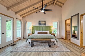 3 slaapkamers, een bureau, een strijkplank/strijkijzer, reisbedje