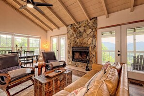 Smart TV, fireplace, books, music library - Room at the Top- This View! Pet Friendly Mtn Cabin (Clayton)