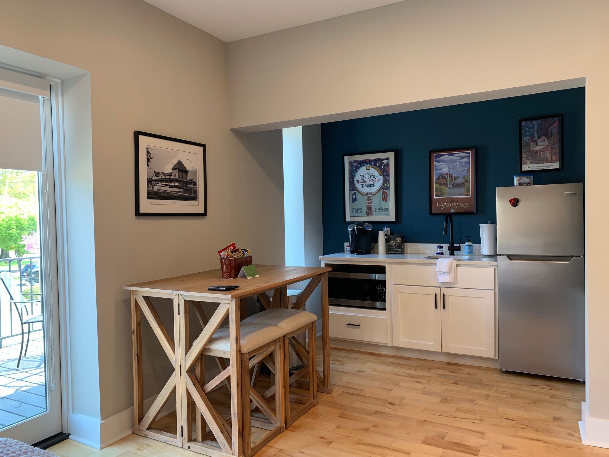 Kjøleskap, mikrobølgeovn, kokeplater og kaffetrakter/tekoker