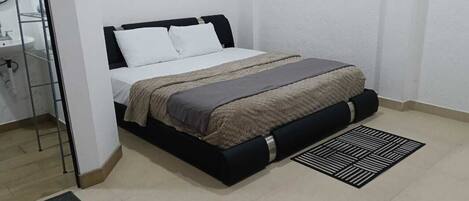 1 habitación, tabla de planchar con plancha, wifi y ropa de cama