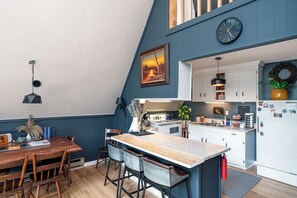 Fridge, microwave, oven, stovetop - URSUS, A Secluded AFrame Chalet close to the resort! (Beech Mountain)
