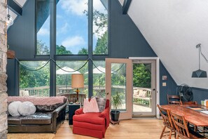 Smart-TV, Kamin, DVD-Player, Bücher