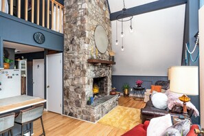 TV connectée, cheminée, lecteur de DVD, livres