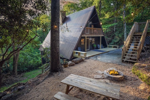 URSUS, A Secluded AFrame Chalet close to the resort!