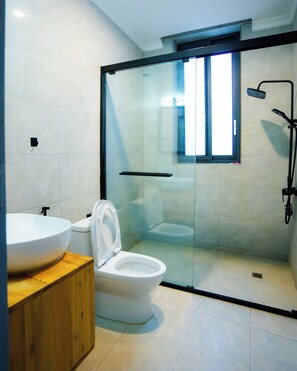 Secadora de cabello, toallas, jabón, papel de baño 