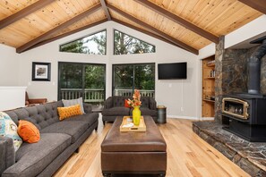 TV connectée, baby-foot, livres