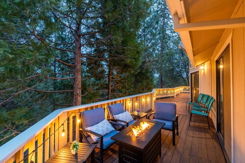 Whispering Pines Lodge, 25 mi to Yosemite,Baby Friendly, Grill, Game Room