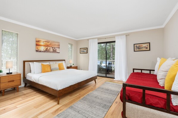 4 habitaciones, escritorio y tabla de planchar con plancha 