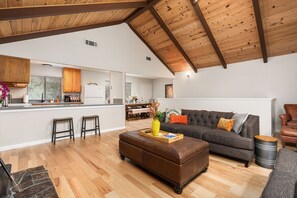 TV connectée, baby-foot, livres