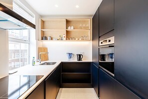 Kühlschrank, Ofen, Geschirrspüler, Wasserkocher mit Kaffee-/Teezubehör