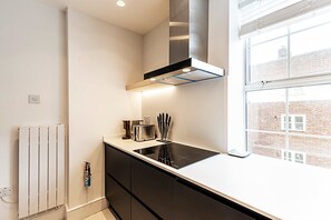 Kühlschrank, Ofen, Geschirrspüler, Wasserkocher mit Kaffee-/Teezubehör