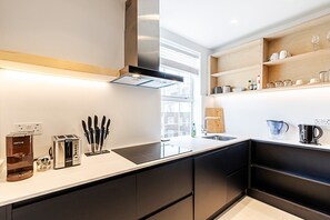 Kühlschrank, Ofen, Geschirrspüler, Wasserkocher mit Kaffee-/Teezubehör
