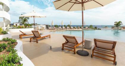 Luxurious and large apartment with direct access to pool/beach on Mambo Beach