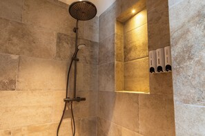 Dusche, Haartrockner, Handtücher, Seife