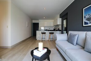 Appartement, 2 chambres (1110) | Aire de séjour | Téléviseur connecté