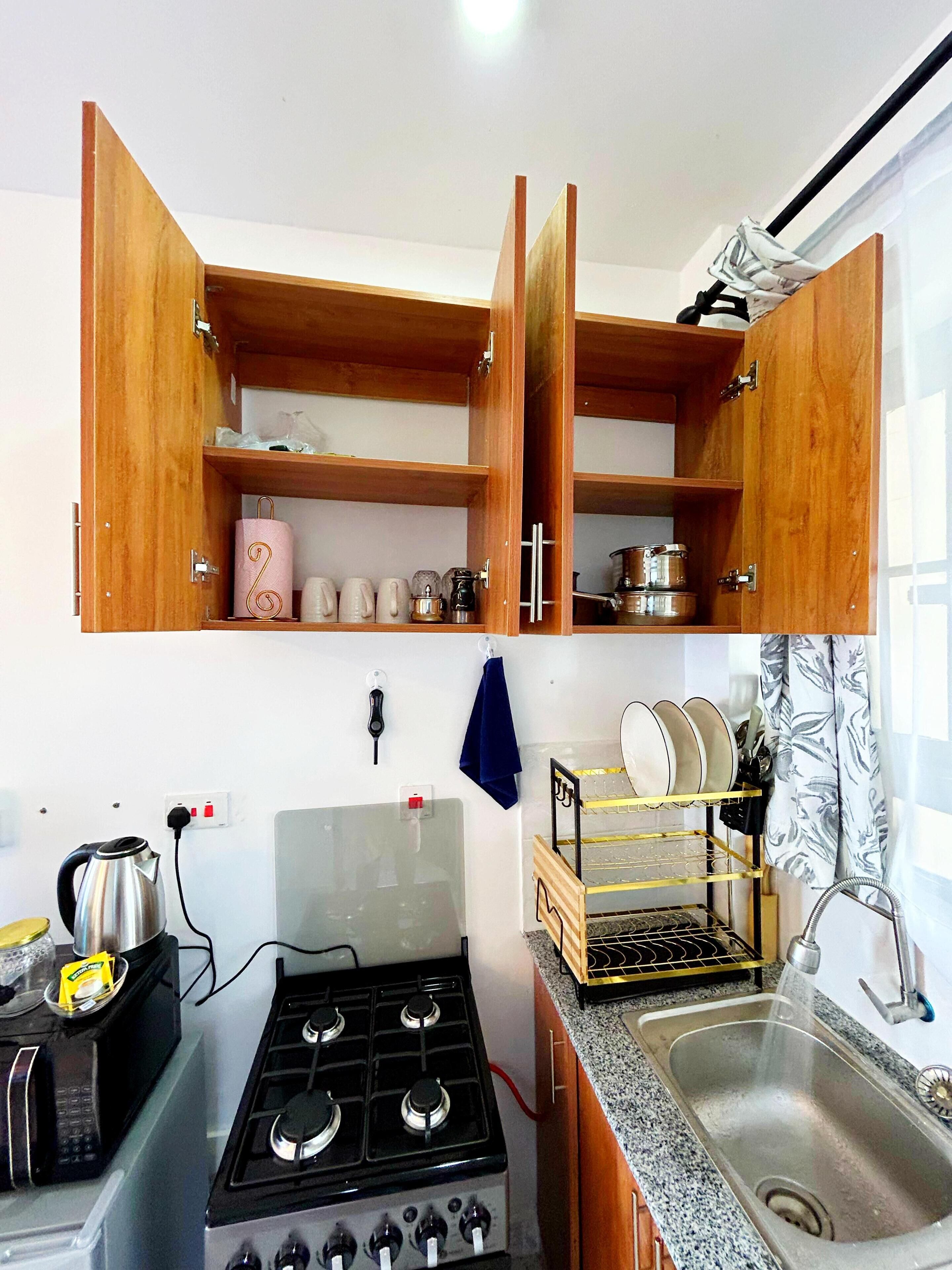 Mikroaaltouuni, uuni, keittoastiat/astiat/ruokailuvälineet