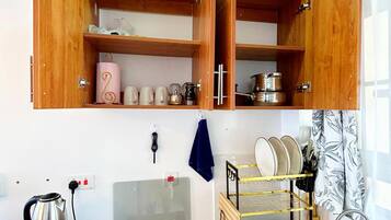 Mikrobølgeovn, ovn, køkkentøj/tallerkener/redskaber