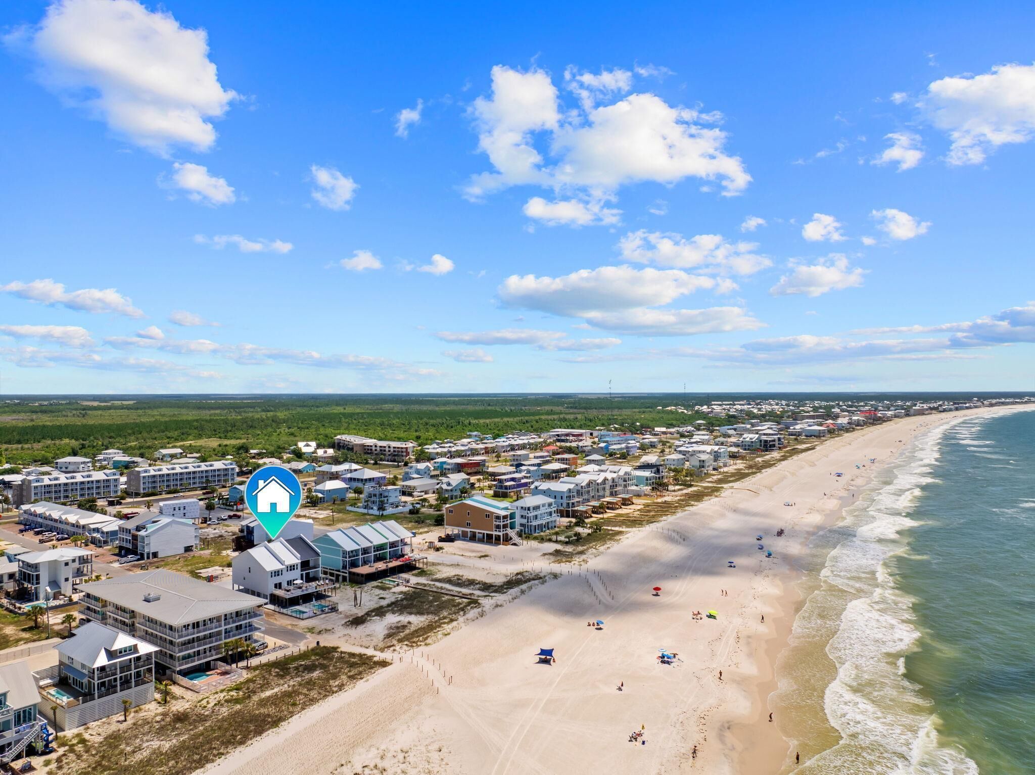 Une ville côtière dotée de propriétés en bord de mer et d’une plage.
