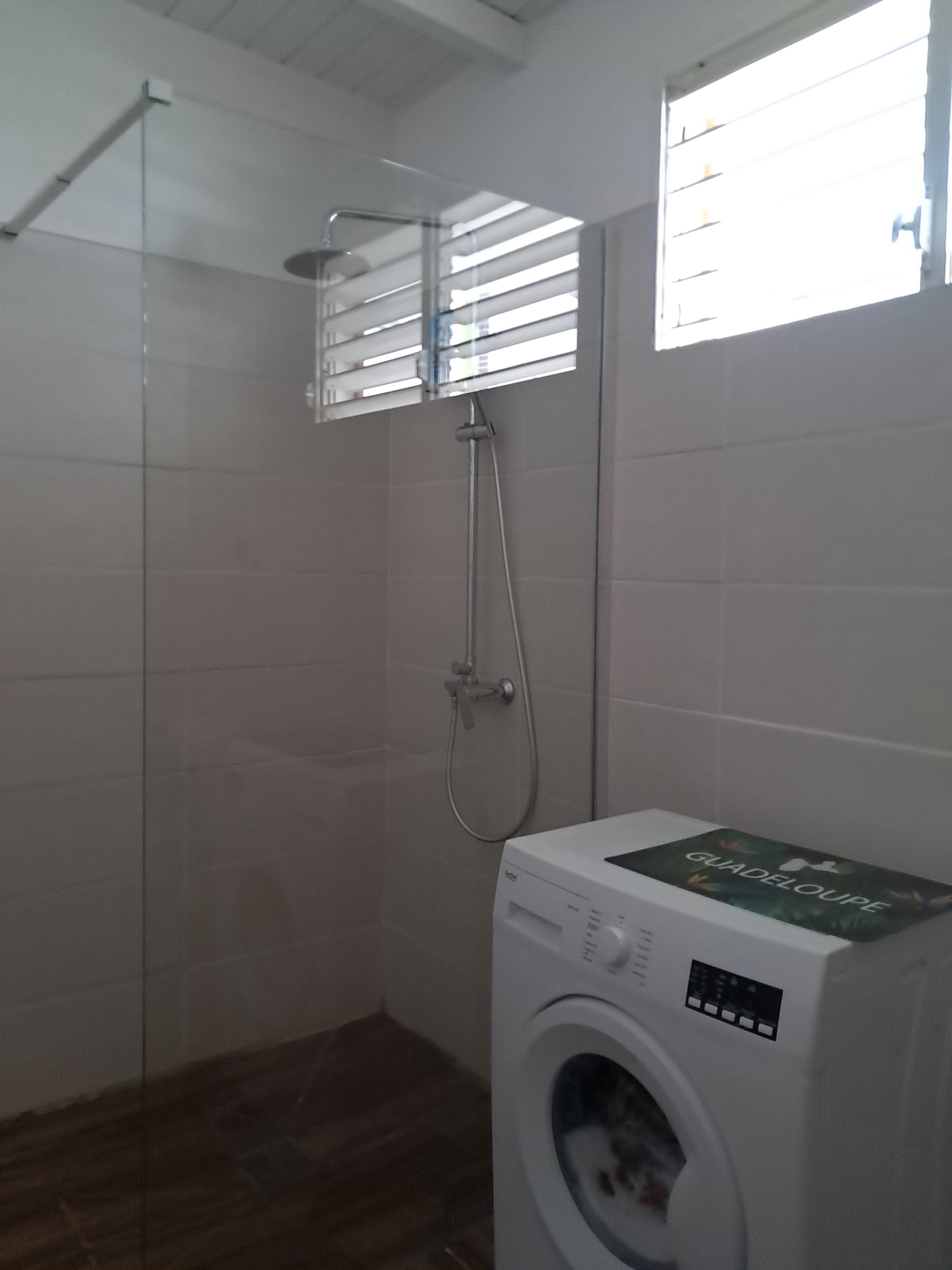 Ducha, toallas, papel higiénico