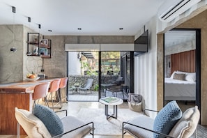 Condo, patio, vue sur le jardin | Aire de séjour | Téléviseur connecté de 43 po avec télévision numérique