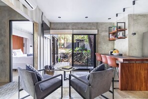 Apartamento de diseño, 2 habitaciones, patio, vistas al jardín | Zona de estar | Smart TV de 43 pulgadas con canales digitales
