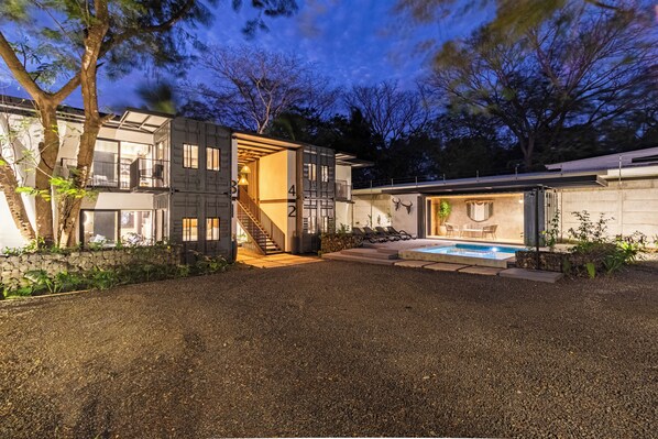 A modern house with a swimming pool, a staircase leading to the entrance, and a balcony. - Z102 studios (Potrero)