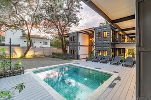 Una piscina al aire libre (de 06:00 a 22:00), tumbonas