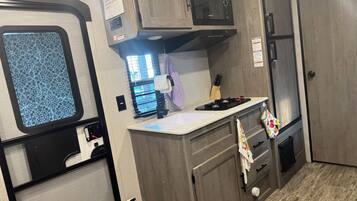 Refrigerador, microondas, placa de cocina, cafetera/tetera