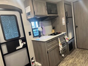 Kühlschrank, Mikrowelle, Herdplatte, Wasserkocher mit Kaffee-/Teezubehör