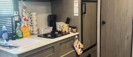 Kühlschrank, Mikrowelle, Herdplatte, Wasserkocher mit Kaffee-/Teezubehör