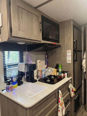 Fridge, microwave, stovetop, coffee/tea maker - Cozy 2-bedroom RV in amazing Pipestem with AC, WiFi and Heat Smart TV (Pipestem)