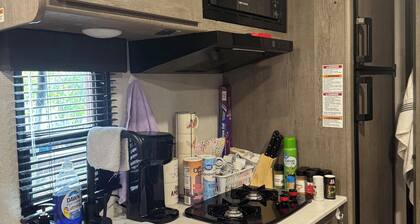 Cozy 2-bedroom RV in amazing Pipestem with AC, WiFi and Heat Smart TV