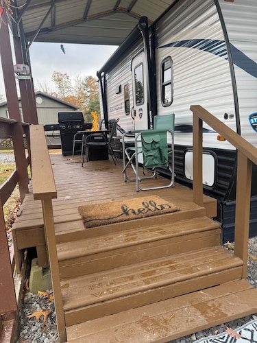 Cozy 2-bedroom RV in amazing Pipestem with AC, WiFi and Heat Smart TV