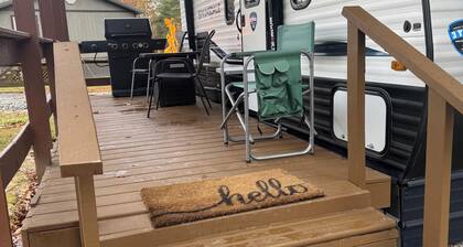 Cozy 2-bedroom RV in amazing Pipestem with AC, WiFi and Heat Smart TV