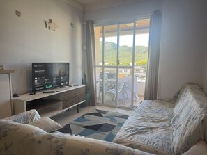 Basic Apartment | Living area