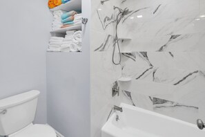 Secadora de cabello, toallas, jabón, papel de baño