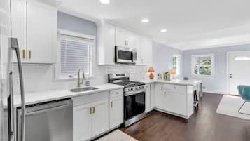 Een koelkast, een microgolfoven, een oven, een kookplaat