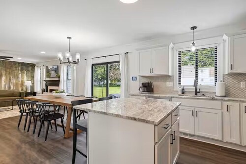 NEW 1mi DT Hot tub FirePit Game Room