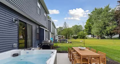 NEW 1mi DT Hot tub FirePit Game Room