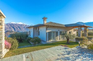 Exterior - Villa Cima dei Ronchi, stunning infinity pool and lake view (Lombardia)