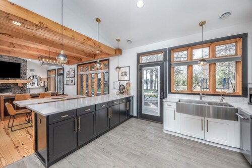 The Lodge- Luxury Lakefront Retreat