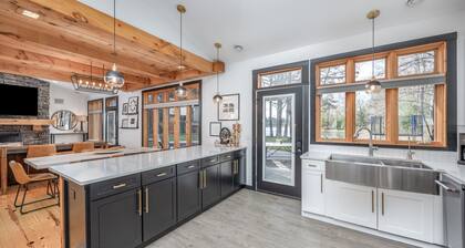 The Lodge- Luxury Lakefront Retreat