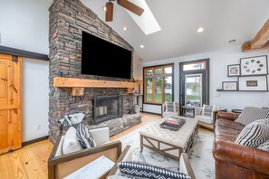 TV connectée, cheminée, livres