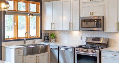 The Lodge- Luxury Lakefront Retreat